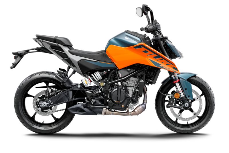 544715_MY24_KTM 125 DUKE_90-Right_04_STUDIO_INDIA_GLOBAL_EUROPE_03_STUDIO.jpg