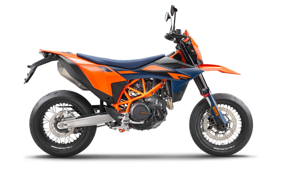 659452_MY26_KTM 690 SMC R 90 right_EU SPEC_EU_GLOBAL_STUDIO.jpg
