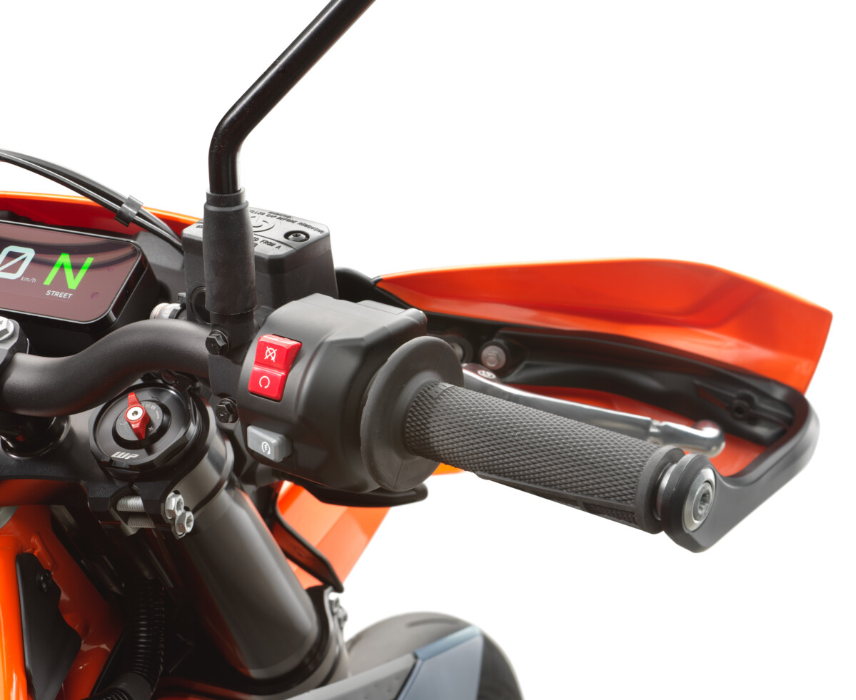 659439_MY26_KTM 690 SMC R_Detail Switch cube right_EU_GLOBAL_USA_STUDIO.jpg
